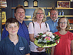 Doris Verleman (Mitte) erhielt als 1000. Besucher der Ansichtskartenausstellung im Stadtmuseum aus den Händen des stellvertretenden Vorsitzenden des Fördervereins, Lothar Huss (2.v.r.) einem Blumenstrauß 