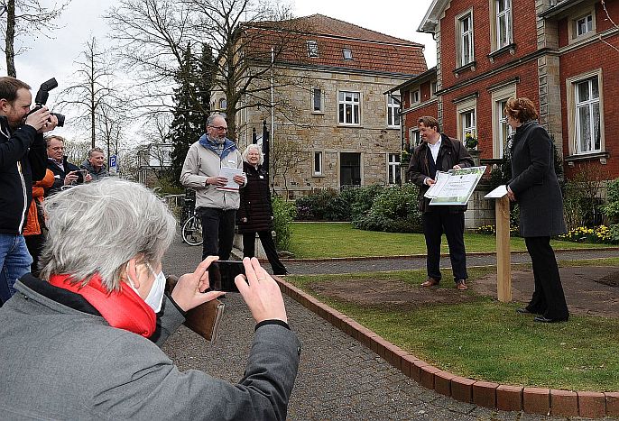 Anne-Frank-Baum vor dem Stadtmuseum enthüllt 