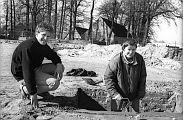 Nils Rücker und Katharina Reckling 1992 - Ausgrabung "Auf dem Trüssel": Im Hintergrund Hof Upmeyer