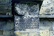 Die gotische Sonnenuhr mit Inschrift an der Südseite der Kirche