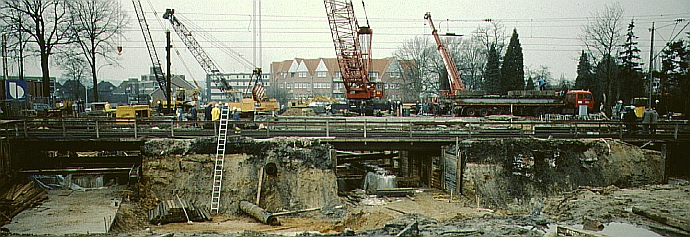 1984 - Drei Brücken entstehen. Fußgängerbrücke, Eisenbahnbrücke und Straßenbrücke.
