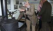 Hans Hoffmeister führt einen Röstofen vor, den er aus seiner Sammlung für die Ausstellung zur Verfügung stellte
