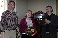 Der neue Vorsitzende des Fördervereins, Jürgen Povel (re.), dankte Jürgen und Annette Bucken für ihr Engagement beim Zustandekommen der Kaffee- Ausstellung im Stadtmuseum
