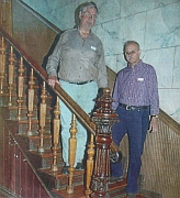 Bildunterschrift: Jürgen Povel und Theo Overberg vom Förderverein im frisch restaurierten Treppenhaus des Stadtmuseums. Foto Claudia Ludewig