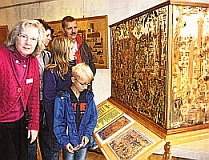 Gemeinsam mit Annette Bucken (l.) bewundern Besucher das  "Glanzstück" der Ausstellung, die Nachbildung des "Wrangel" - Schrankes. Foto: Francis Kroll