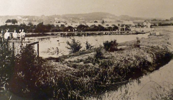Blick von Westen auf die Badeamstalt um 1935, im Vordergrund sieht man die Aa 