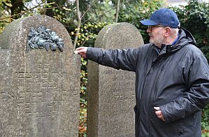 Nach altem Brauch legte Gernold Mudrack Kieselsteine auf die Grabmale