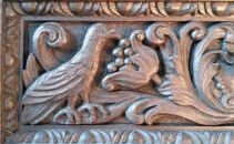 Taube, Holzschnitzerei am Bücherschrank im Herrenzimmer