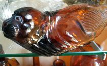 Seehund, Glasflasche für Küstenlikör in der Glas-Ausstellung