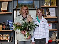 Anne Koch (l.) war mit ihrer Tochter Jana ins Museum gekommen; sie erhielt als 400. Besucherin einen Blumenstrauß. (Foto: Brigitte Striehn) 