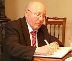 Winfried Haselow unterschreibt den Nutzungsvertrag