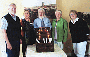 Bildunterschrift: Die Gewinner des Suchspiels wurden im Rahmen der Ausstellung mit alten Ansichtskarten im Stadtmuseum aus einer "Schatzkiste" gezogen. Foto Anna-Lena Himstedt - IVZ