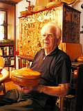 Theo Bußmann, im Hintergrund seine Nachbildung des "Wrangelschrankes" 