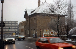 Bahnhofstraße mit Haus Schedding und Volksbank