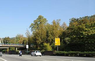 Blick über die Osnabrücker Straße. Links Fußgänger- und Eisenbahnbrücke.