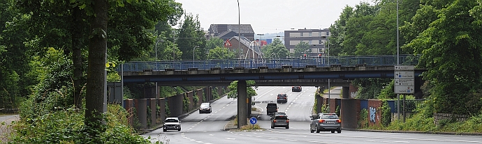  Fußgängerbrücke, Eisenbahnbrücke und Straßenbrücke