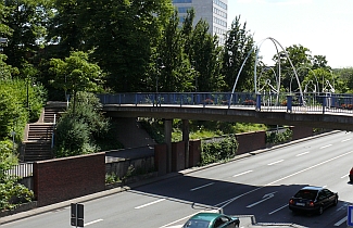 Blick auf die Osnabrücker Straße und Fußgängerbrücke.