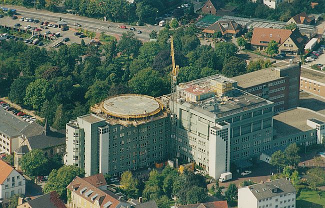 Luftaufnahme vom Bau des Hubschrauber-Landeplatzes auf dem St. Elisabeth-Hospital 