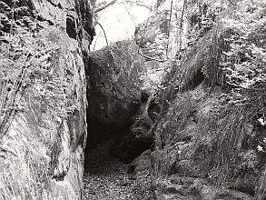 Abb. 21: Blick von Norden in die Eulenschlucht; hier öffnet sich der nördliche Eingang der Überdeckungshöhle. Rechts und links des Schluchtganges befinden sich zwei weitere kleine Abris. (Foto: Uwe Böckelmann) 