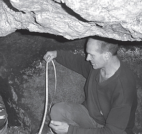 Abb. 48: Andreas Erlemeyer bei der Vermessung der  Schnegelhöhle. An der Wand im Hintergrund ist Leuchtmoos zu sehen.