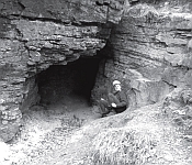 Abb. 5: Der untere Eingang der Hexenhöhle (Fotos von Abb. 4 und 5: Werner Suer)