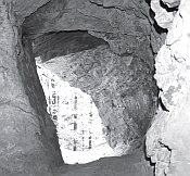 Abb. 6: Blick aus dem unteren Eingang der Hexenhöhle ins Freie. (Foto: Jürgen Labrenz)