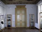 Im Erdgeschoss von Haus Herold ist zur Zeit eine Glasausstellung mit Exponaten aus Ibbenbürener Glashütten untergebracht. Foto: Brigitte Striehn