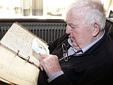 Franz Hoffschulte, letzter Schäffer der Fastnacht "Central", blättert immer wieder gern in den Aktenordnern mit alten Dokumenten, die künftig ihren Platz im Archiv des Stadtmuseums finden werden 