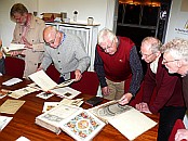 Mitglieder des Fördervereins Stadtmuseum trafen sich im Pfarrhaus der Kirchengemeinde St. Mauritius, um Dokumente aus dem Archiv zu sichten. 