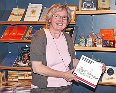 Annette Bucken im Museumslädchen