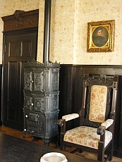 Im Herrenzimmer stehen noch ein alter Thronstuhl und ein Ofen