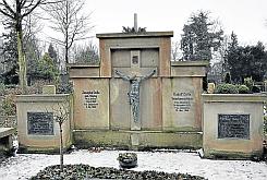Die Grabstelle von Rudolf Dolle und seiner Frau ist  relativ auffällig. Sie befindet sich auf dem Friedhof an der Nordstraße.  Foto: Sabine Plake