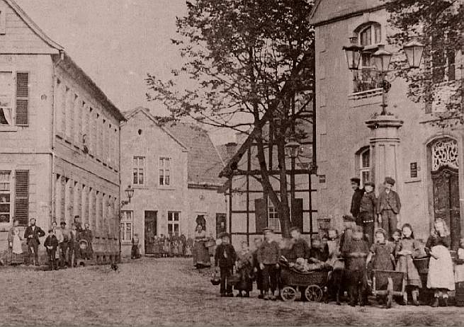 Der Obere Markt um 1900 mit Blick in die Große Straße.