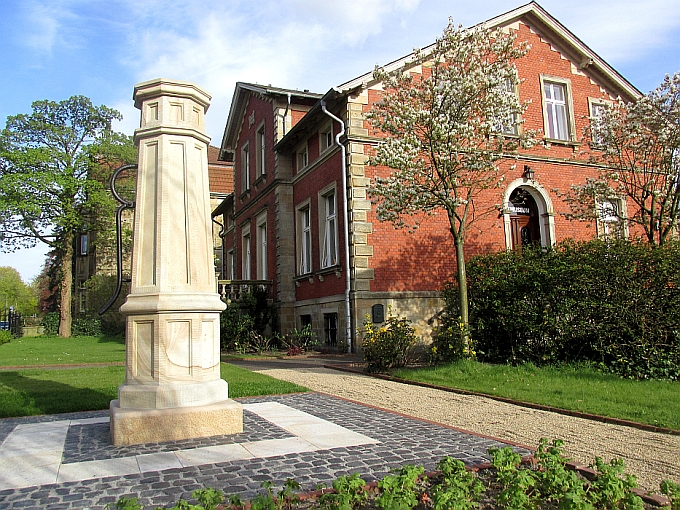Eine Stadtpumpe nach historischem Vorbild auf dem kleinen Nachbargrundstück des Stadtmuseums Ibbenbüren