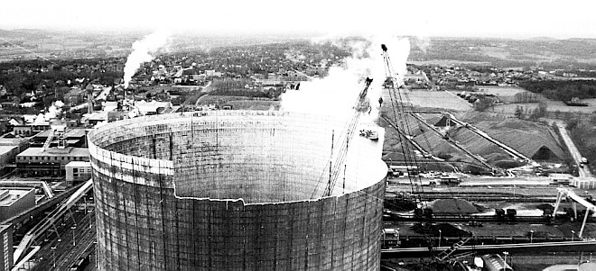 Abbruch des alten Trockenkühlturms des Kraftwerkes im Dezember 1988.