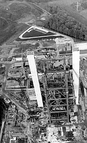 Blick auf den neuen Kraftwerksbau im Oktober 1982.  In der Mitte die beiden Fahrstühle.