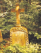Dieses Steinkreuz erinnert an die Tat von 1902 – es steht unweit des Tatortes im Waldstück am Dörenther Berg, in der Nähe des heutigen Hermannsweges. Foto Suer