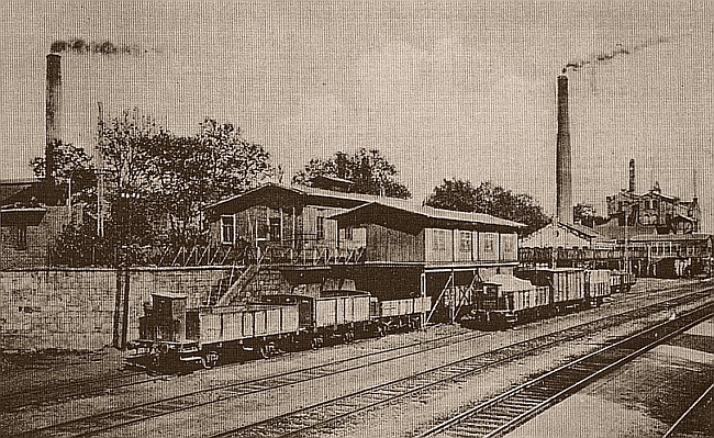 - Aufbereitung mit Brikettfabrik (links) an der nördlichen Gleisanlage des Bahnhofs Ibbenbüren - 1900