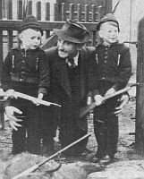 Ernst Krezmann mit Enkeln    Heinz und Ernst-Rudi 
