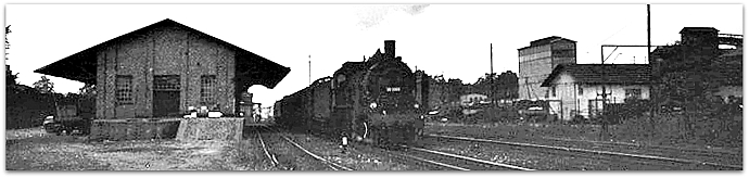 Ausfahrt eines Dampfzuges vorbei am Güterschuppen nach Osnabrück. Der Blick geht hier nach Weste. 1950er Jahre