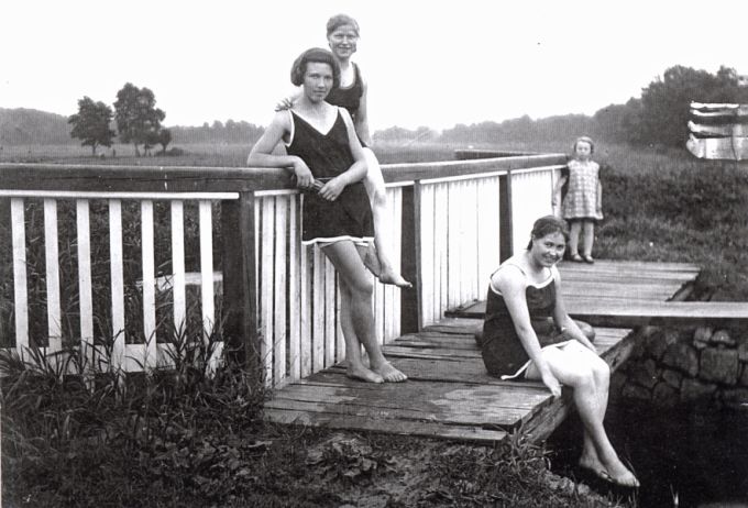 Die drei Mädchen Wilhelmine Sandweg, geb. Hackmann, Minchen Vogelsang, Luise Nollkämper, geb. Schwabe auf der Brücke über den Zulauf von der Aa in das Bad