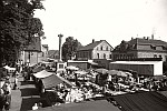 Kirmes und Wochenmarkt in der Stadt - 1953