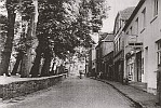 Schmale Marktstraße mit Kirchplatzmauer - Um 1950